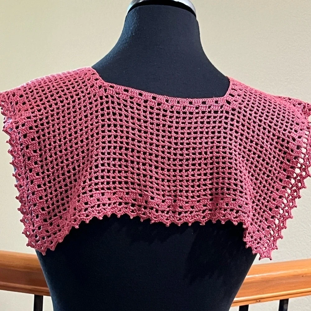 Chic  RICH Pink FLORAL DESIGN Crochet COLLAR HANDMADE SIZE 16x 19”